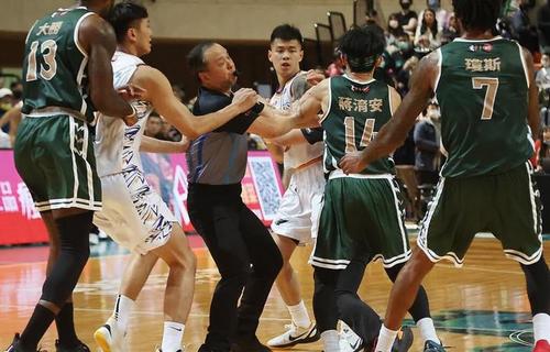 台湾职篮球员斗殴事件遭网友告违法_警方传唤至少3人 台湾职篮球员斗殴事件遭网友告违法_警方传唤至少3人