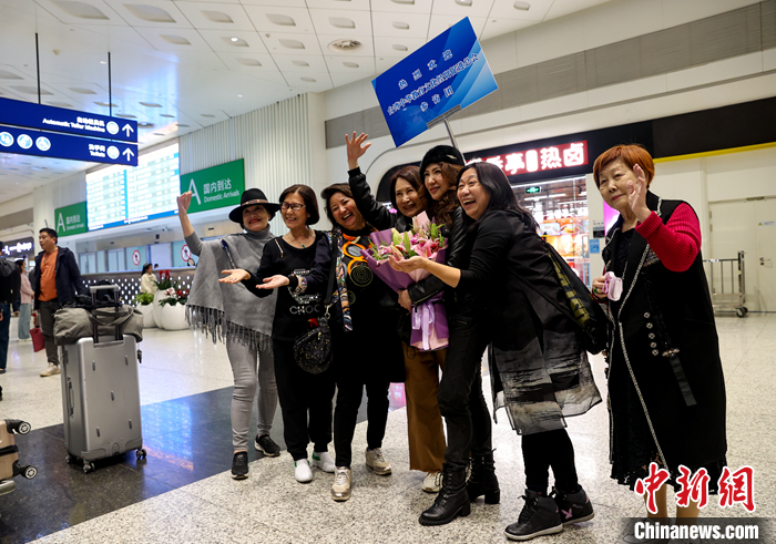 台胞参访团飞抵武汉开启赏樱之旅 台胞参访团飞抵武汉开启赏樱之旅