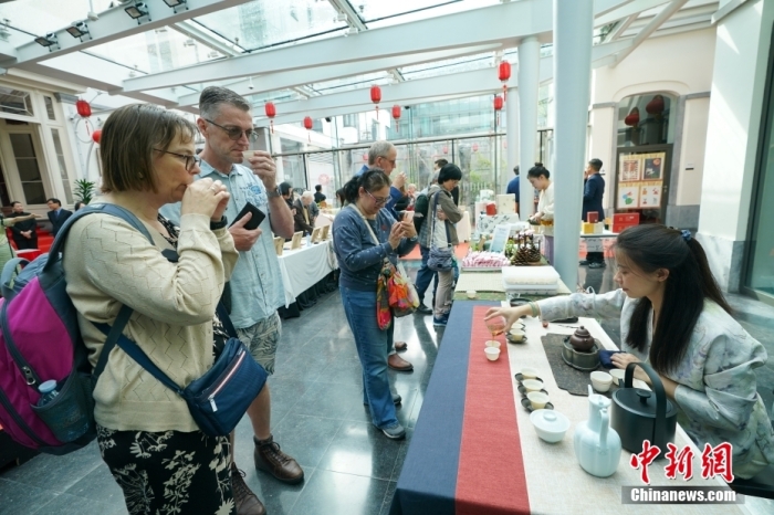 云南茶走进比利时_邀当地民众闻香品茗 云南茶走进比利时_邀当地民众闻香品茗